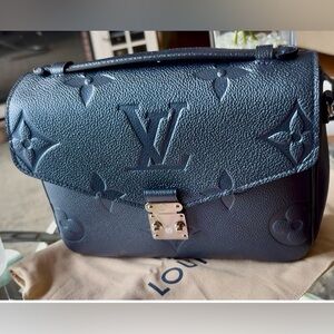 🌸Louis Vuitton Navy Nacre Empreinte Pochette Metis🌸